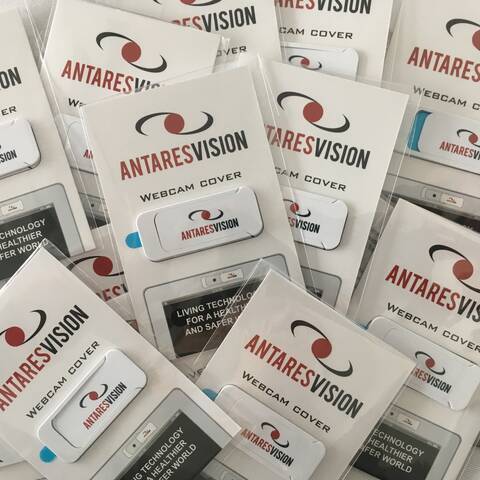 Abbildung mit mehrere Werbeträgern, auf denen Webcamcover aufgebracht sind und die mit dem Antares Vision Logo bedruckt sind
